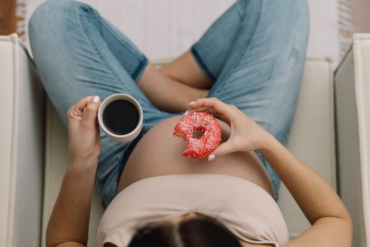 aliments et boissons interdits pendant la grossesse malbouffe caféine