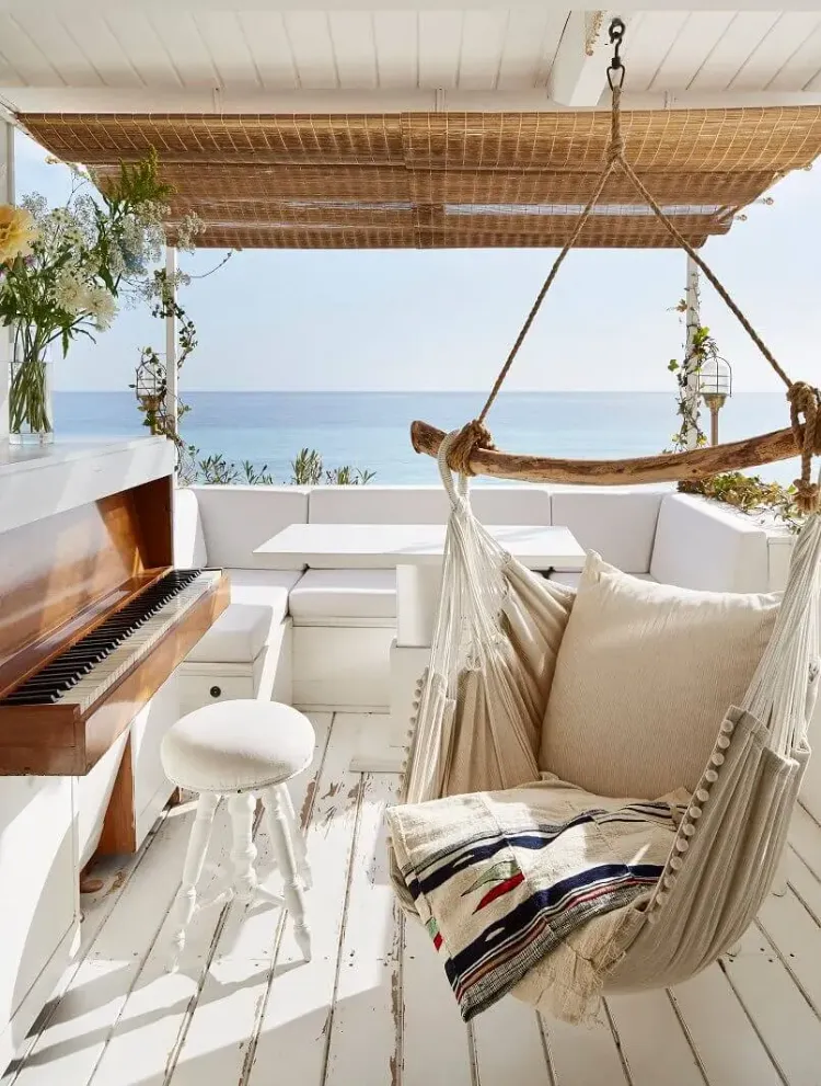 amenager petite terrasse couverte de style méditerranéen au bord de mer