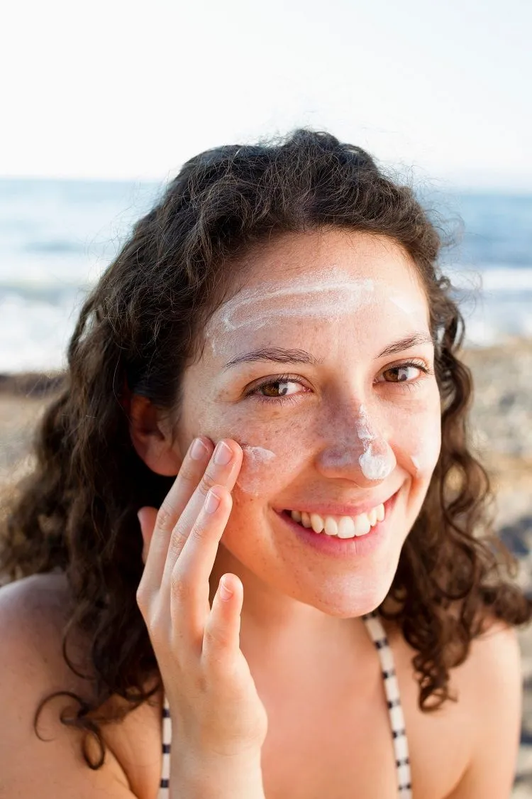 Apply sunscreen SPF and sunscreen to the eyelids of the face
