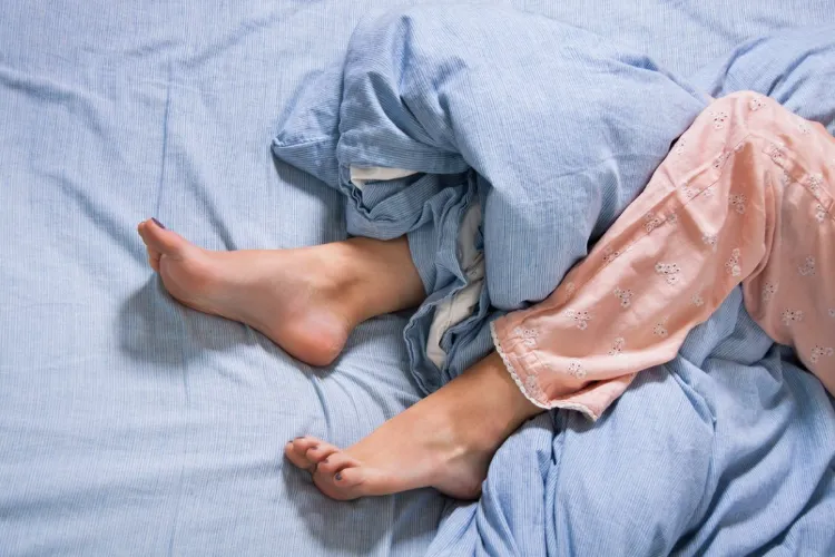 causes crampes nocturnes jambes mollets cuisses que faire pour les soulager