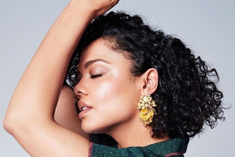 cheveux coupe carré bouclé dégradé 2022 femme avec frange mi long court été