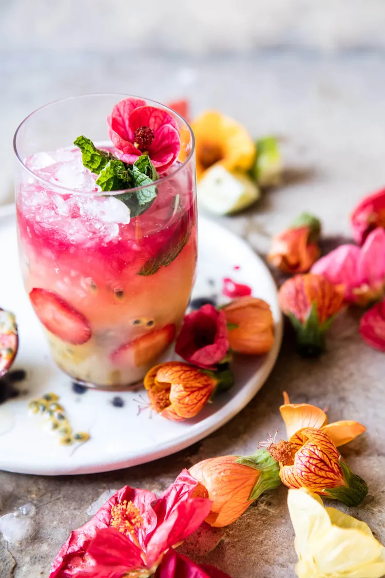 cocktail à base de rum avec des fraises et hibiscus