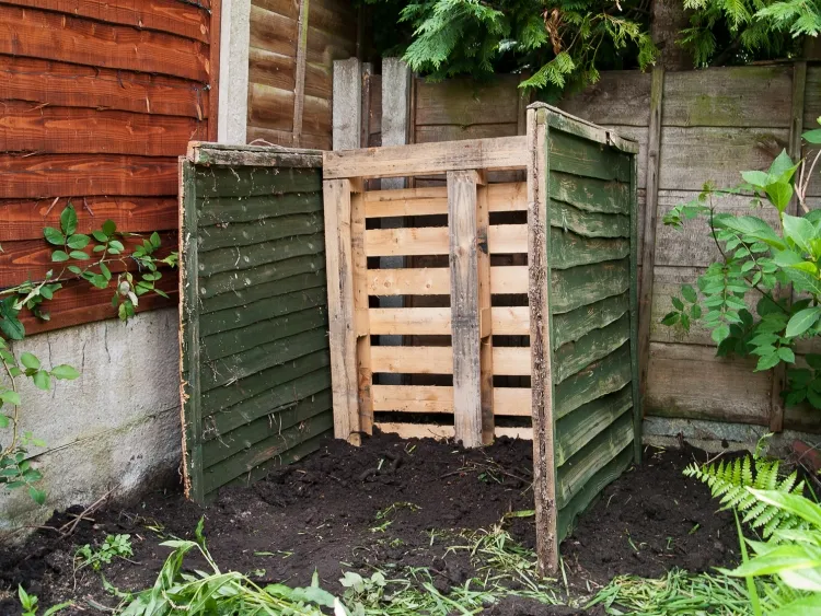 comment cacher un bac à compost de jardin