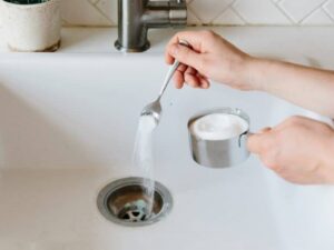 comment déboucher lavabo obstrué moyens simples bicarbonate de soude sel