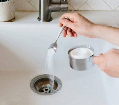 comment déboucher lavabo obstrué moyens simples bicarbonate de soude sel