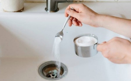 comment déboucher lavabo obstrué moyens simples bicarbonate de soude sel