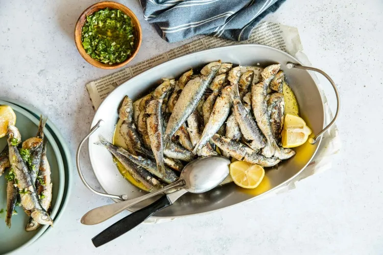 comment faire griller des sardines au barbecue assiette service arroser huile olive