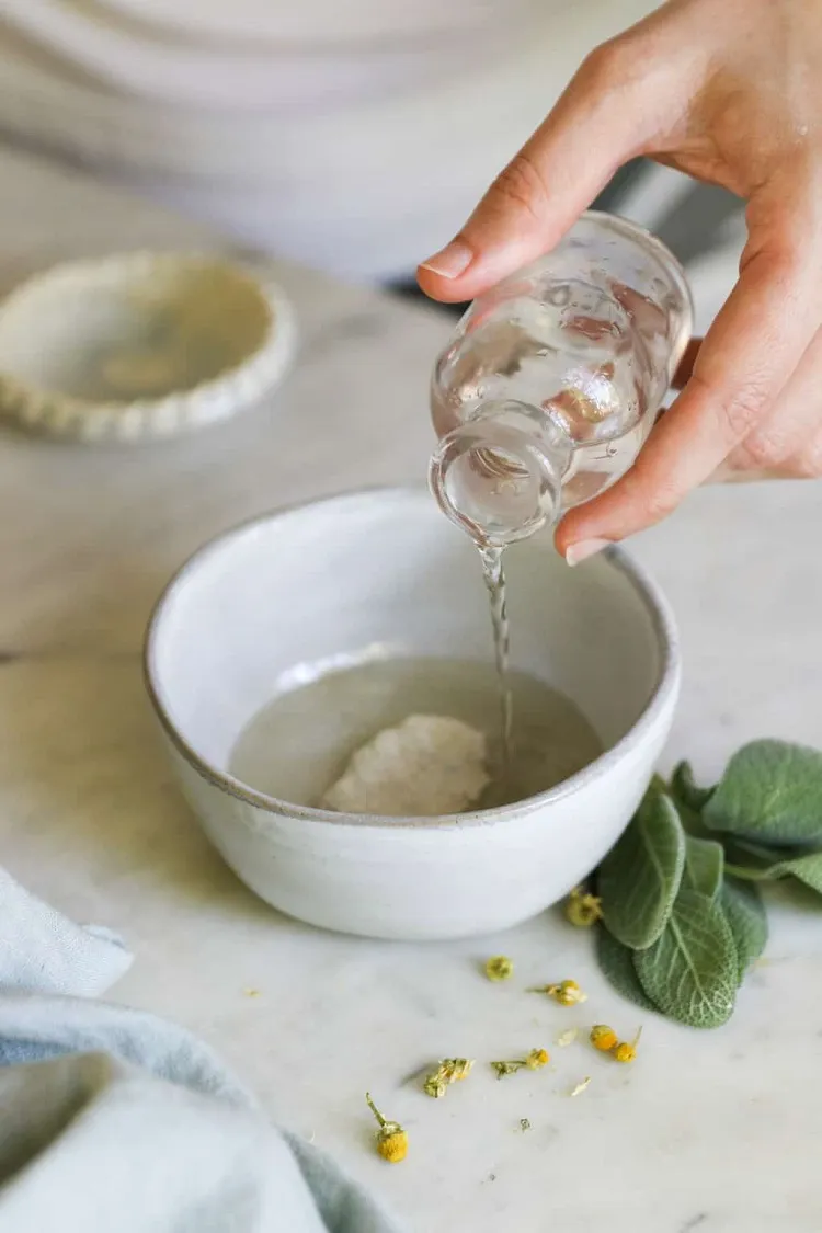 How to make a mask for oily hair with green vinegar and white clay