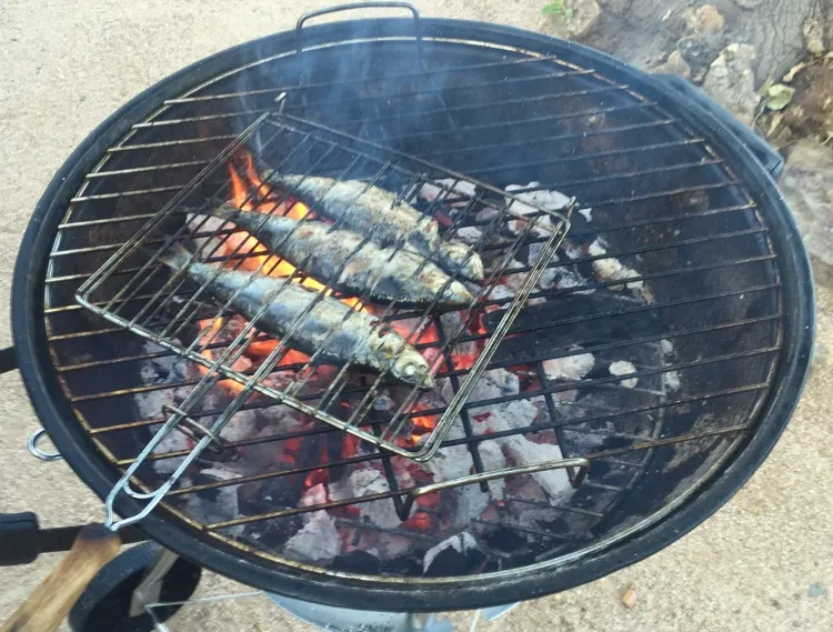 comment griller des sardines au barbecue mettre bol ingrédients sauf sardines laisser réfrigérer