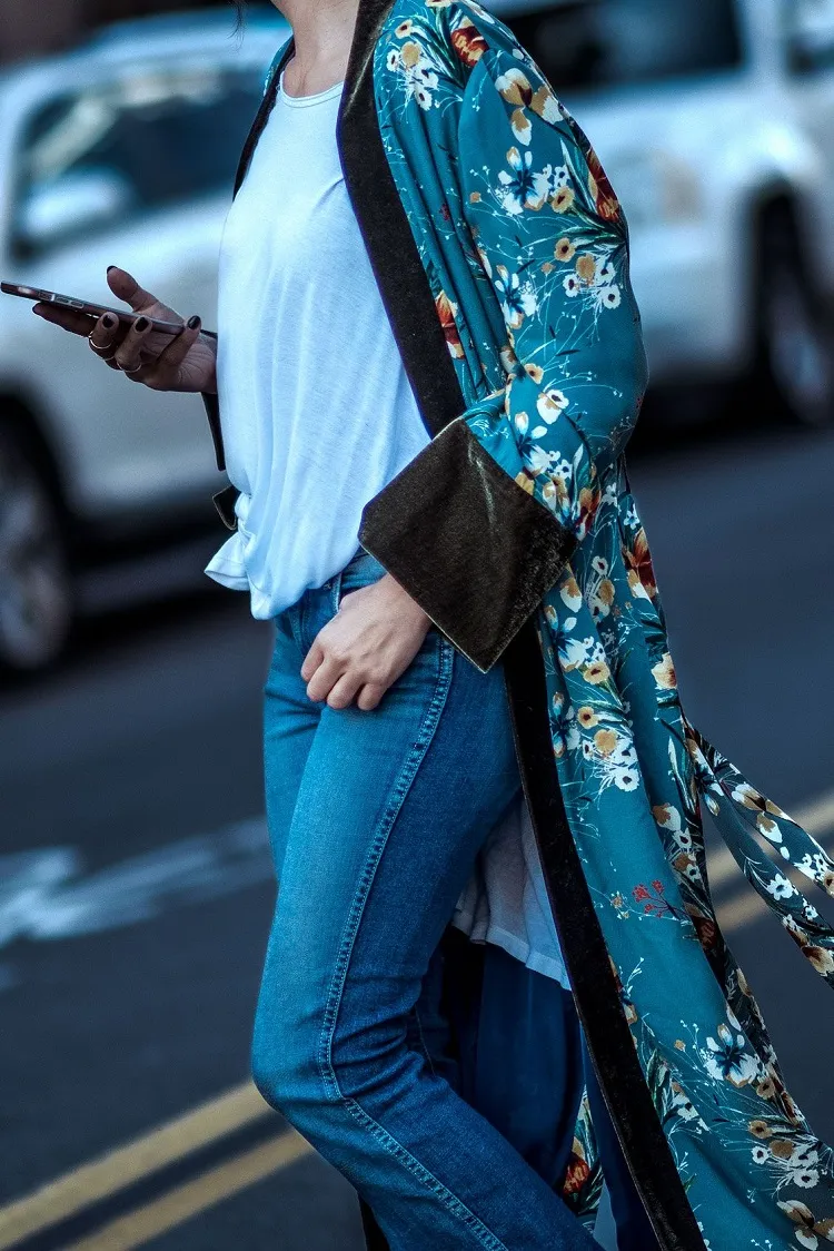 comment porter un kimono a la mode avec un jean au bureau été 2022