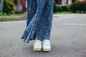comment porter une robe avec des baskets 2022