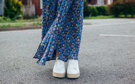 comment porter une robe avec des baskets 2022