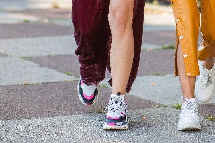 comment porter une robe avec des baskets