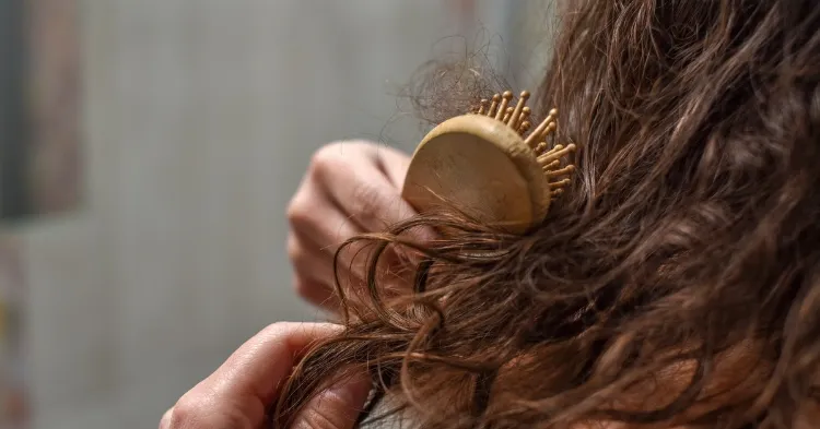 comment se brosser les cheveux racines grasses pointes sèches que faire