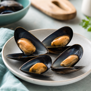 Moules fraîches ouvertes sur table en bois turquoise, comment conserver des moules crues