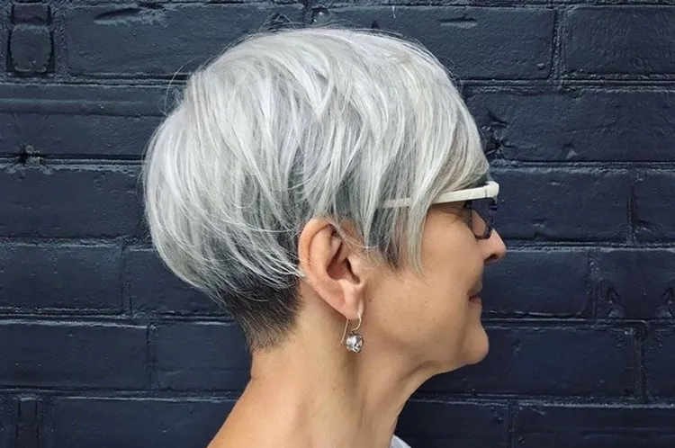 coupe courte cheveux gris femme 60 ans modèle coupe de cheveux courts femme logiciel coiffure gratuit Hairstyle Makeover