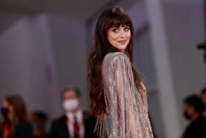 coupe tendance 2022 femme frange cheveux 2022 Dakota Johnson