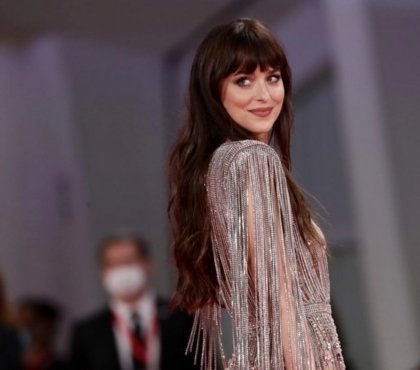 coupe tendance 2022 femme frange cheveux 2022 Dakota Johnson