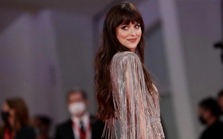 coupe tendance 2022 femme frange cheveux 2022 Dakota Johnson