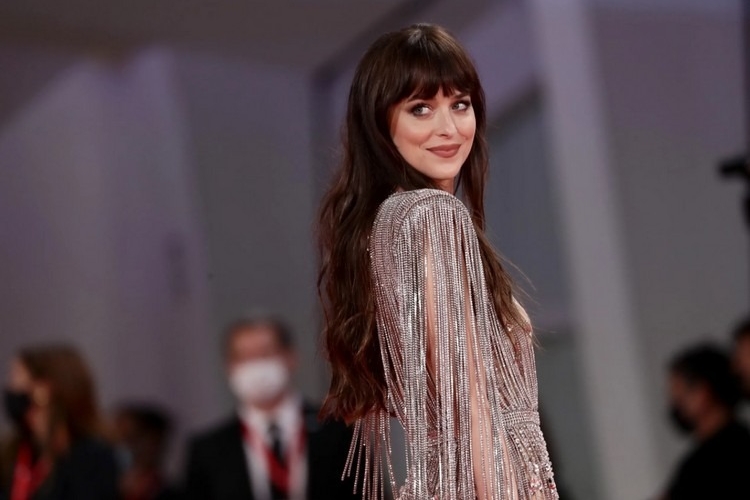 coupe tendance 2022 femme frange cheveux 2022 Dakota Johnson