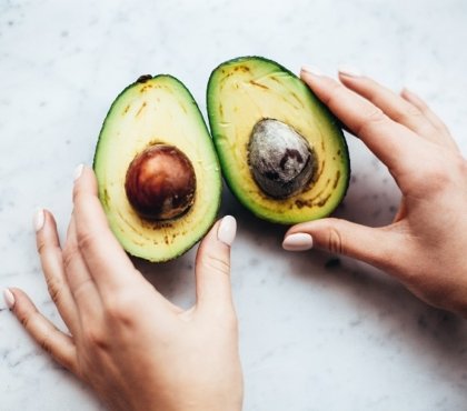 cuisinier avec des fruits exotiques et plein de nutriments bénéfiques pour la santé