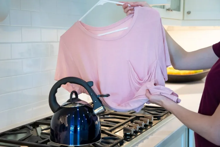 défroisser un vêtement lisser vapeur concentrée utiliser serviette humide presser