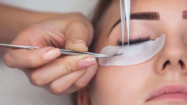 Dangers des extensions de cils