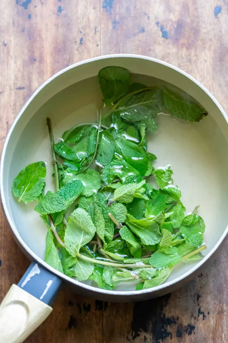 make homemade mint syrup rinse leaves remove stems discard