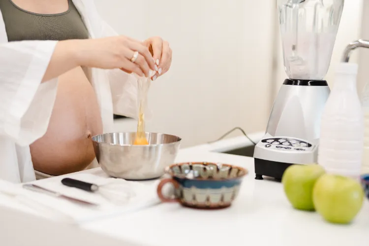 femme enceinte qui prépare son repas saine dans la cuisine