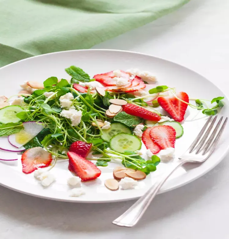 idée de salade composée printemps healthy recette équilibrée délicieuse fraise