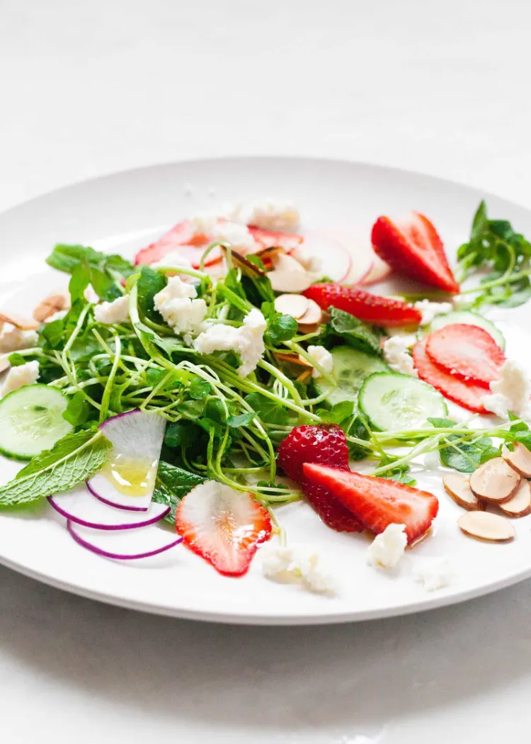 idée salade composée printemps healthy cresson fraise équilibrée délicieuse