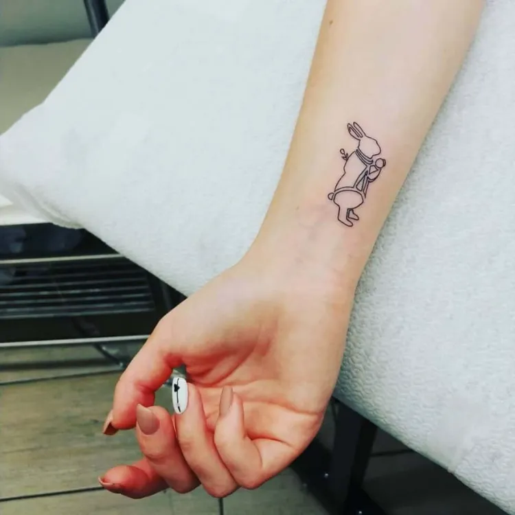 idée tatouage poignet femme discret lapin Alice pays merveilles