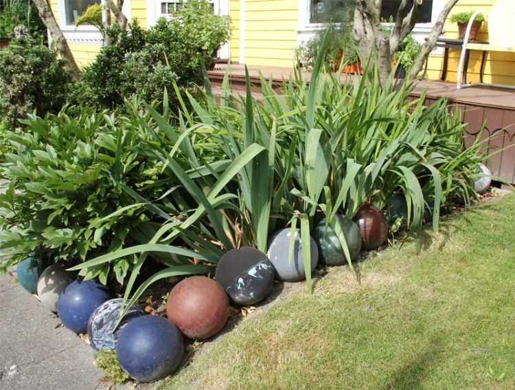 idées de bordures de jardin originales pas cher DIY boules bowling récupération