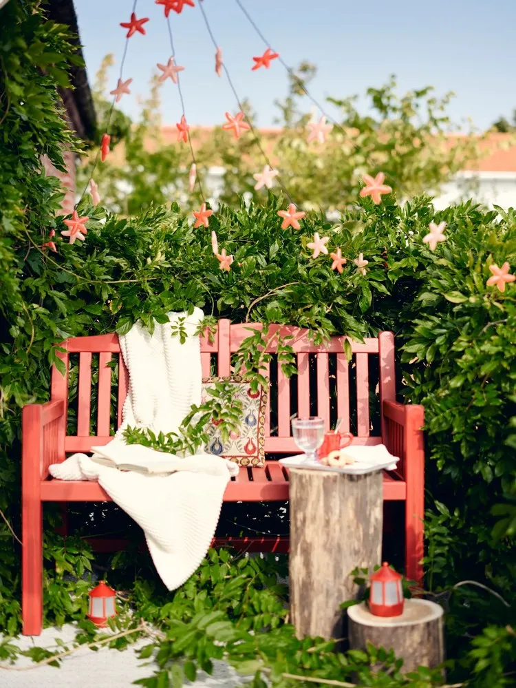 ikea meubles extérieur amenagement balcon et terrasse banquette rouge jardin