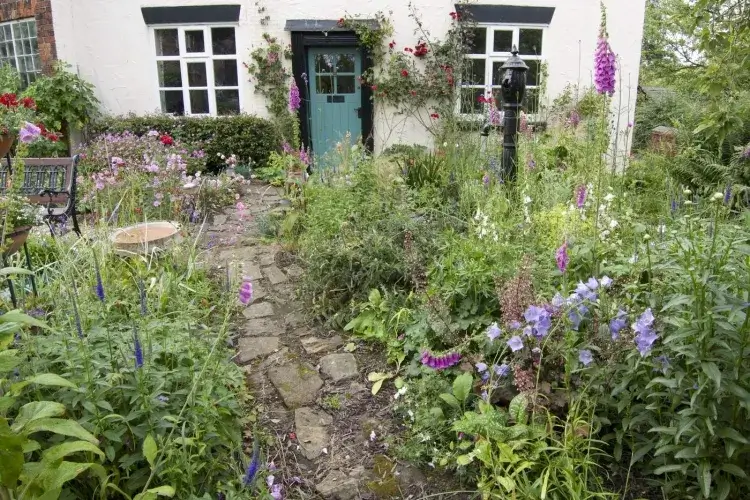 Moving gardens prefer to intervene in the demands of uncontrolled diversity