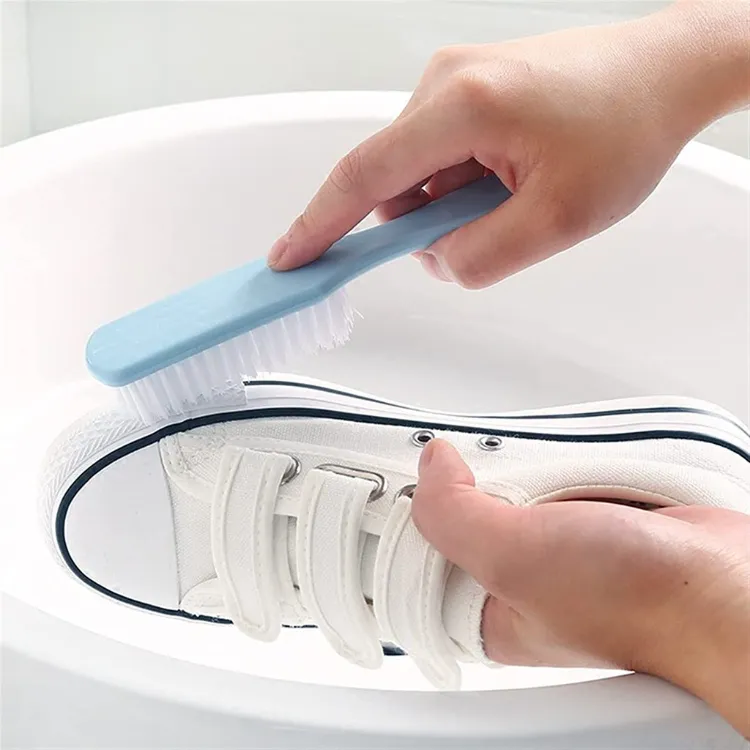 laver des sneakers blanches avec du talc