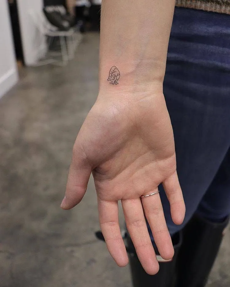 micro tatouage poignet femme discret coeur anatomique style minimaliste