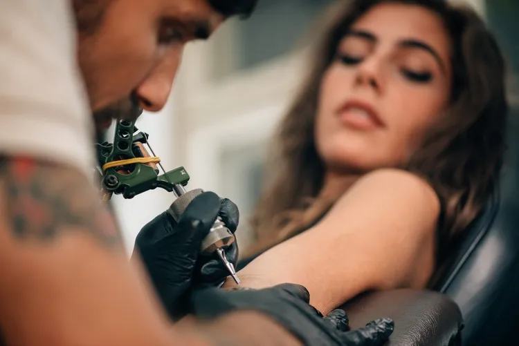 modele tatouage femme avant bras tester avant de passer sous l'aiguille tatouage femme logiciel a telecharger Tattoo Maker