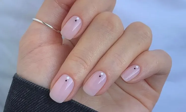 nail art style minimaliste tendance ongles été 2022 tons neutres