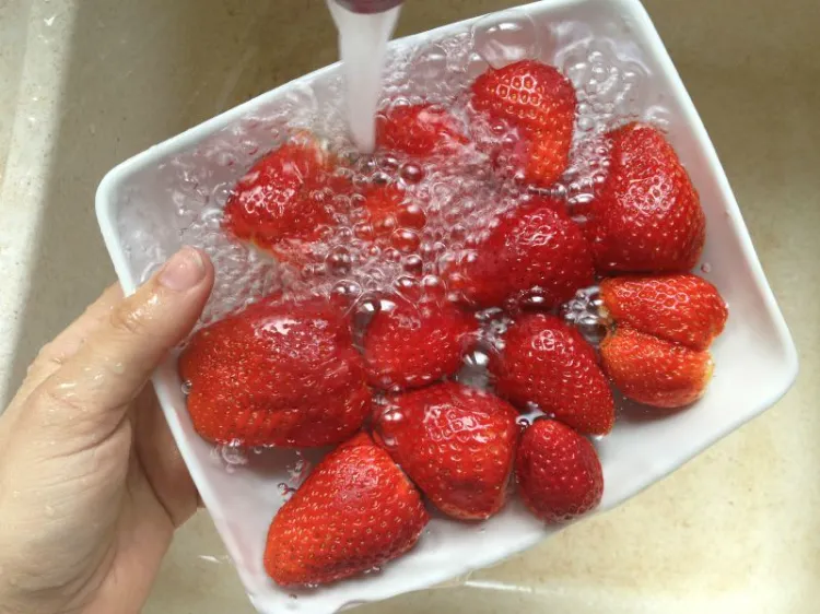 nettoyer des fraises à l'eau 2022