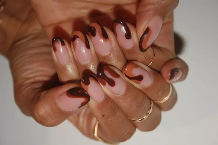 nails summer 2022 with earthy shades