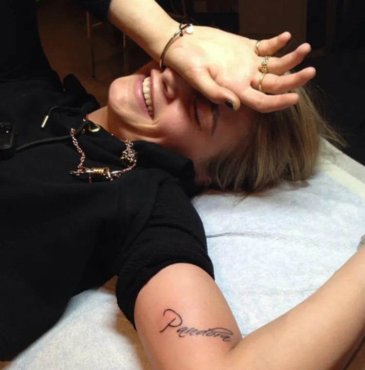 photos tatouage de star Cara Delevingne nom de sa mère Pandora biceps