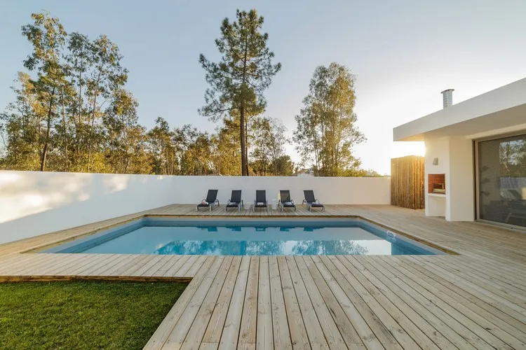 piscine avec terrasse bois critères de sélection tout savoir aménagement extérieur tendance 2022