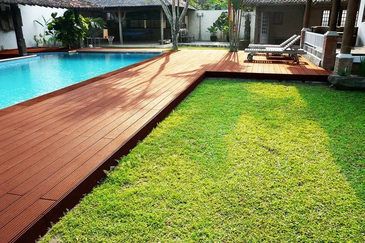 pose de terrasse en bois autour d une piscine aménager son extérieur tout savoir