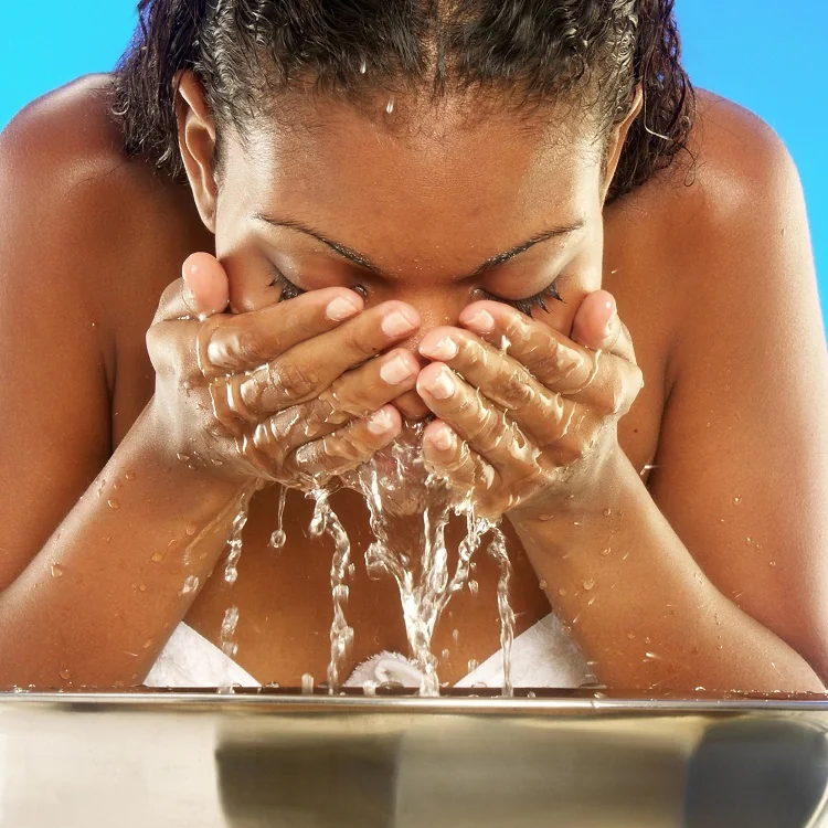 pourquoi se laver le visage à l’eau froide