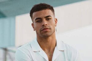 quelle coupe homme tendance cheveux bouclé adopter été 2022