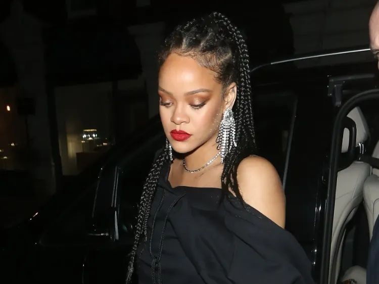 rihanna queue tressée medusa ponytail coiffure tendance été 2022