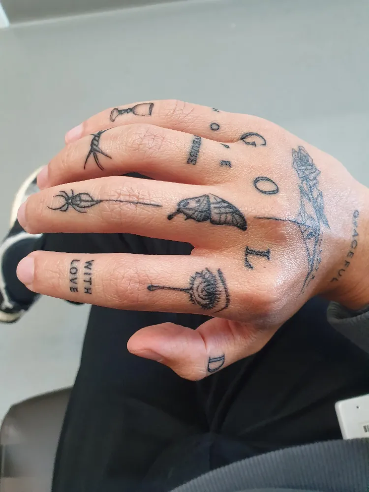 se faire tatouer les mains tendances tatouages 2022