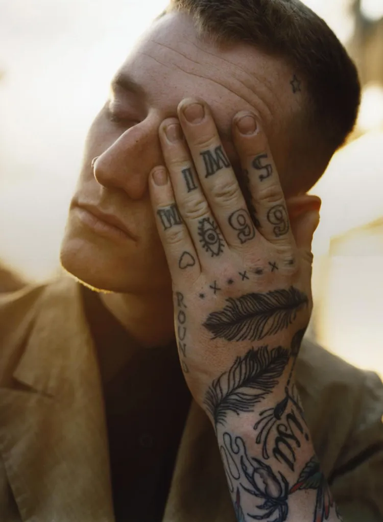 tatoo homme sur les doigts tendance 2022