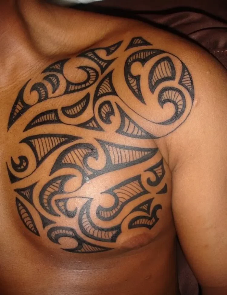 tatoo maori tendance sur le torse 2022